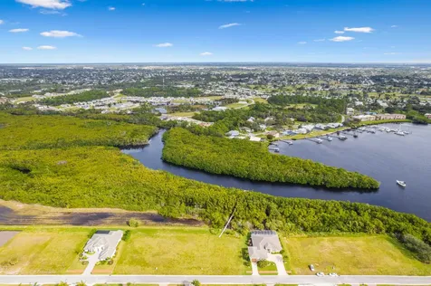 206 SE Fiore Bello Port Saint Lucie FL 34952