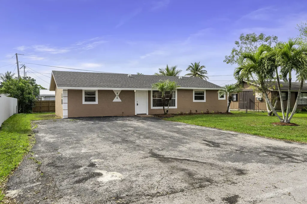816 Ne 22nd Street Belle Glade FL 33430