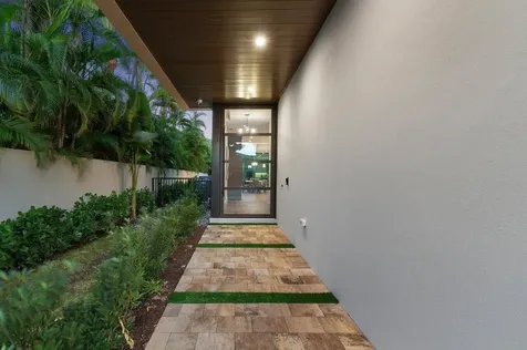 142 Ne Wavecrest Way Boca Raton FL 33432