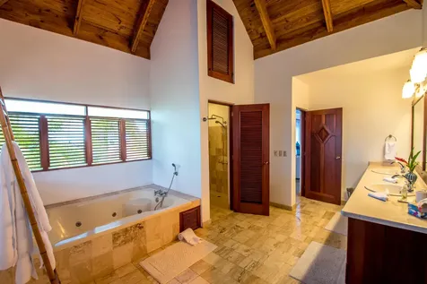 5 Las Lomas Casa de Campo DR 22000
