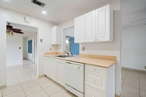 2001 Sw Roma Way Boynton Beach FL 33426