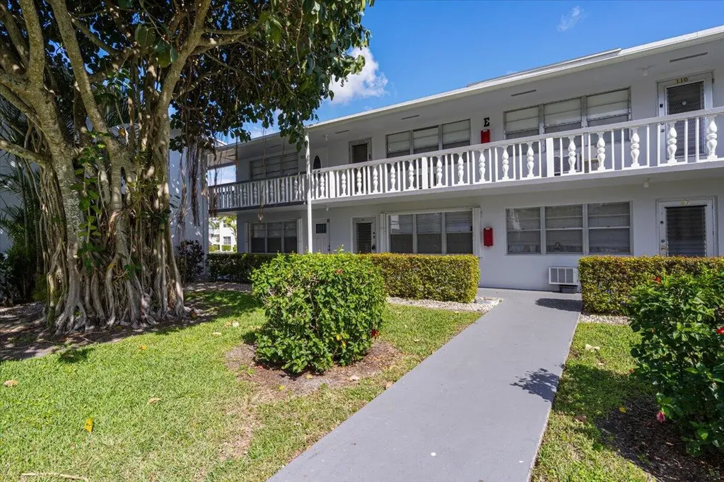 98 Cambridge West Palm Beach FL 33417