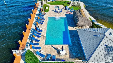 732 Ne 12th Terrace Boynton Beach FL 33435