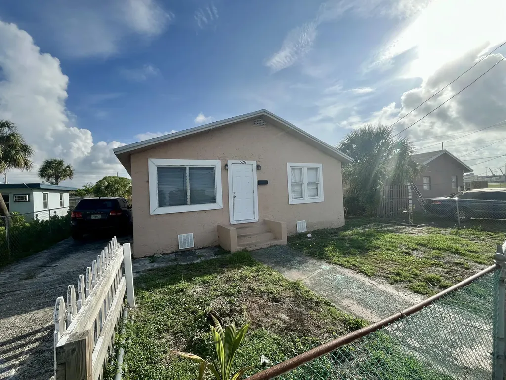 628 W 7th Street Riviera Beach FL 33404