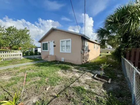 628 W 7th Street Riviera Beach FL 33404