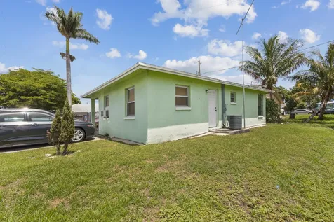 825 Drive Martin Luther King Jr Boulevard Belle Glade FL 33430