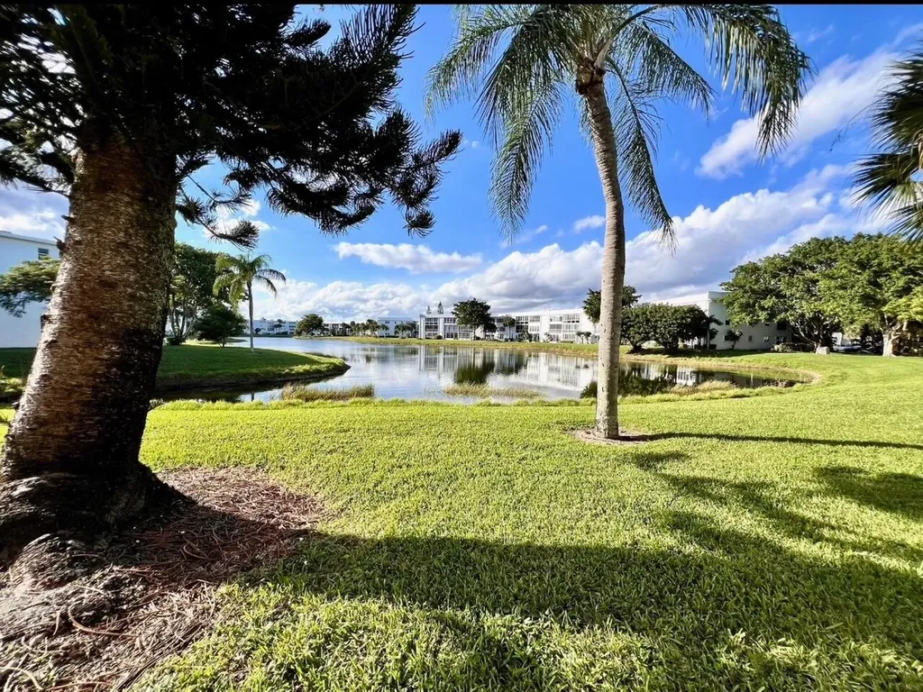 203 Wellington E West Palm Beach FL 33417