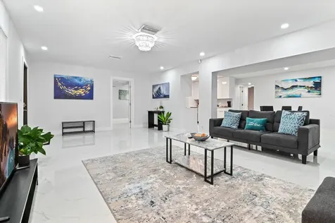 255 Glouchester Street Boca Raton FL 33487
