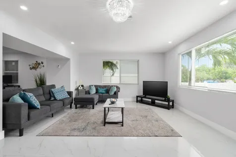 255 Glouchester Street Boca Raton FL 33487