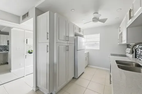 2951 Nw 46th Avenue Lauderdale Lakes FL 33313