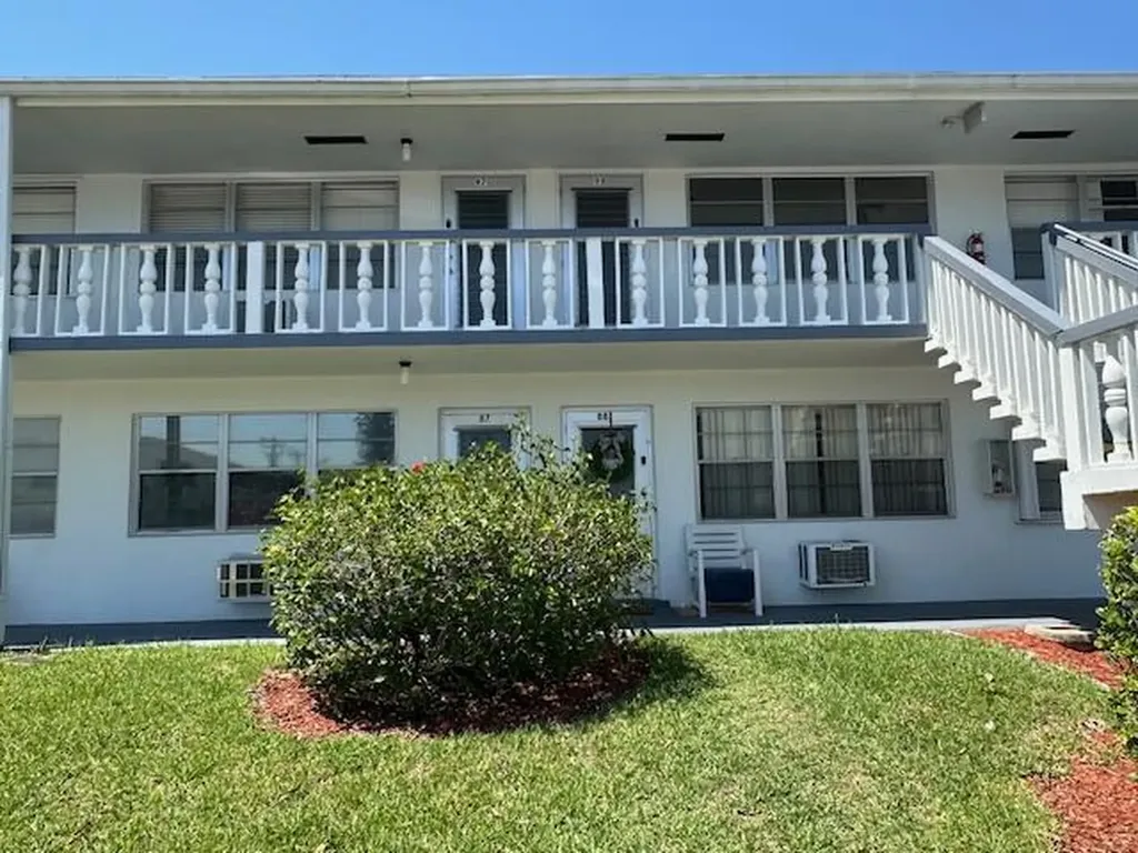 98 E Kingswood West Palm Beach FL 33417
