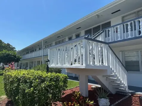 98 E Kingswood West Palm Beach FL 33417