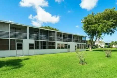 98 E Kingswood West Palm Beach FL 33417