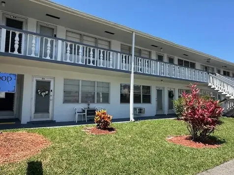 98 E Kingswood West Palm Beach FL 33417