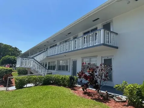 98 E Kingswood West Palm Beach FL 33417