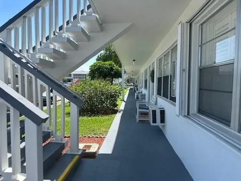 98 E Kingswood West Palm Beach FL 33417