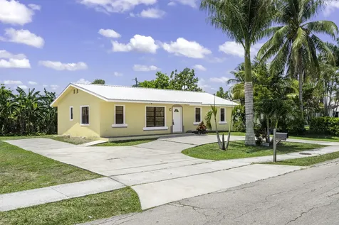 1332 Sw G Belle Glade FL 33430
