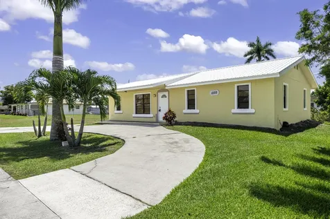 1332 Sw G Belle Glade FL 33430