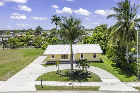 1332 Sw G Belle Glade FL 33430