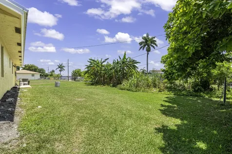 1332 Sw G Belle Glade FL 33430