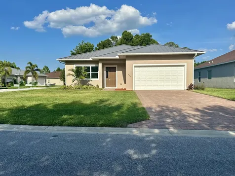660 Ne Moss Rose Place Port Saint Lucie FL 34983