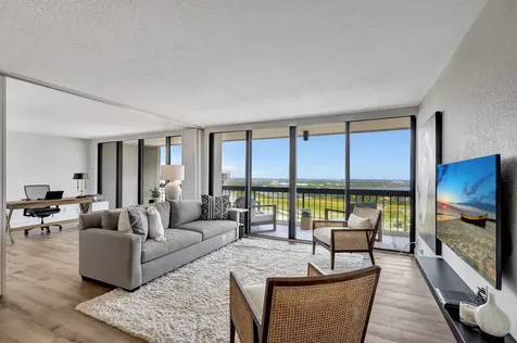 2425 Presidential Way West Palm Beach FL 33401