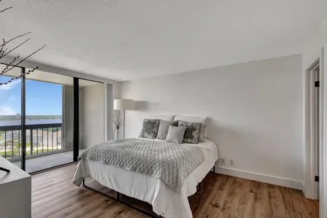 2425 Presidential Way West Palm Beach FL 33401