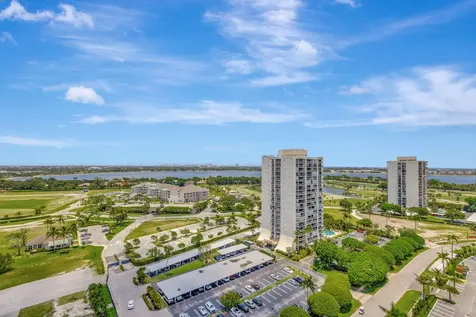 2425 Presidential Way West Palm Beach FL 33401