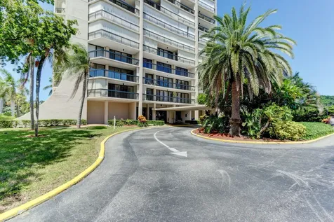 2425 Presidential Way West Palm Beach FL 33401