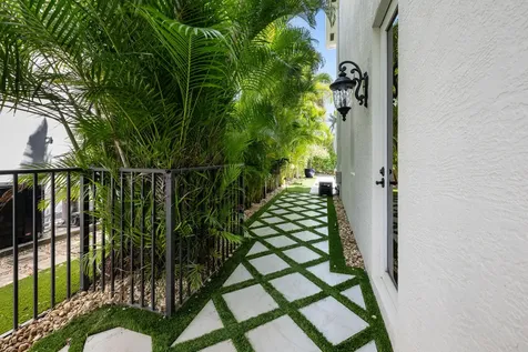 712 Ne 71st Street Boca Raton FL 33487