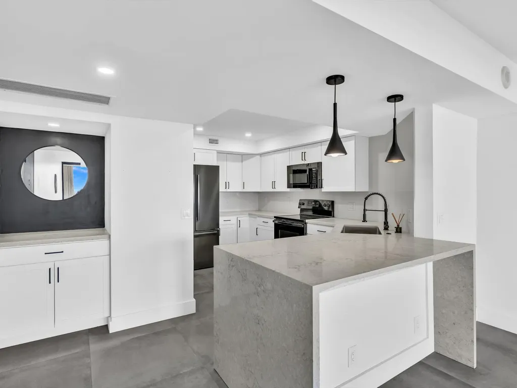 2425 Presidential Way West Palm Beach FL 33401