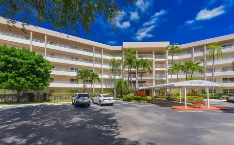 3960 Oaks Clubhouse Drive Pompano Beach FL 33069