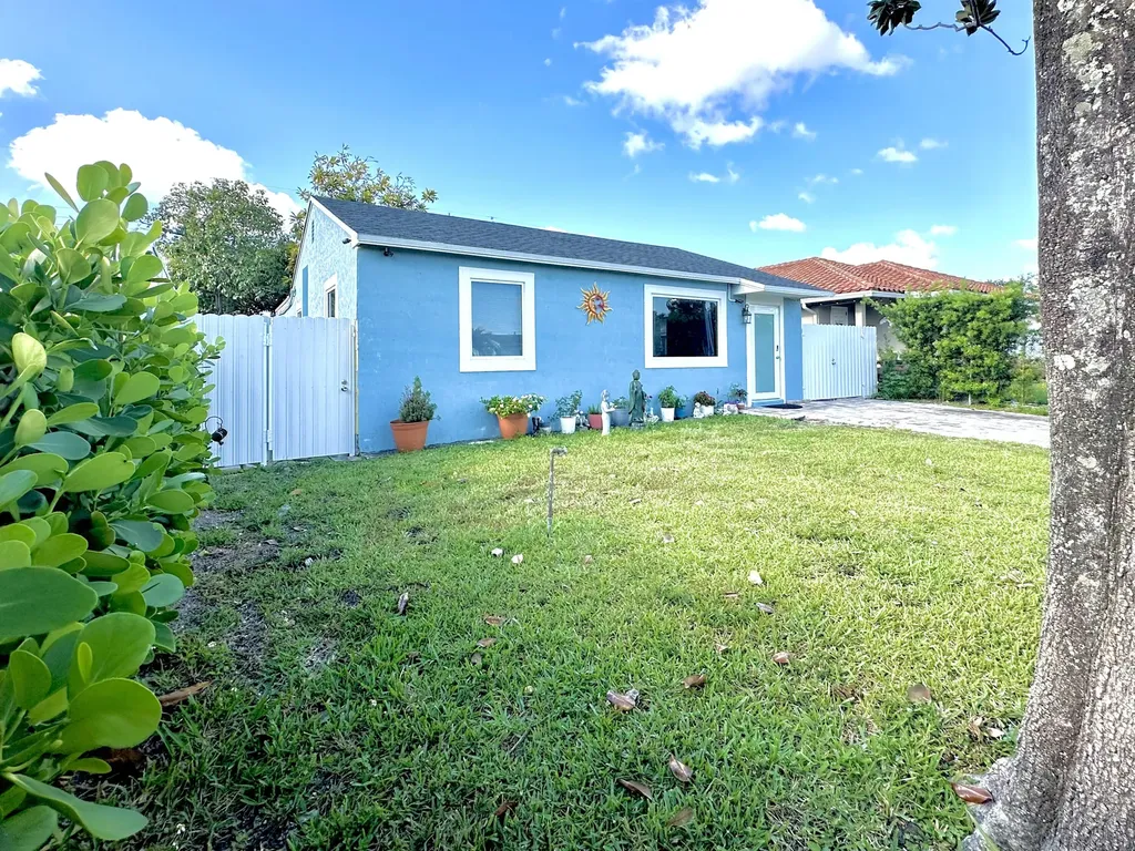 946 Mcintosh Street West Palm Beach FL 33405