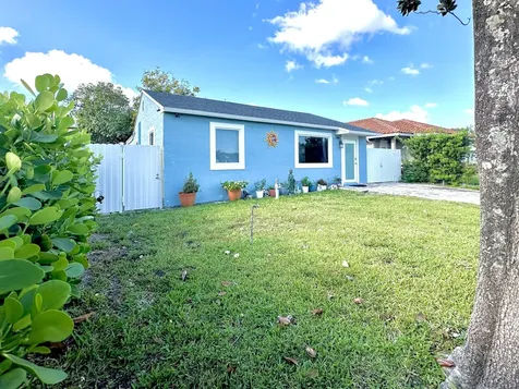 946 Mcintosh Street West Palm Beach FL 33405