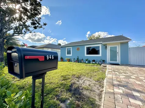 946 Mcintosh Street West Palm Beach FL 33405