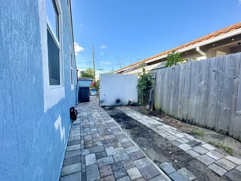 946 Mcintosh Street West Palm Beach FL 33405