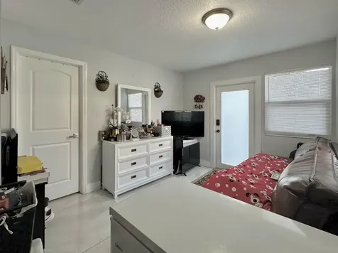 946 Mcintosh Street West Palm Beach FL 33405
