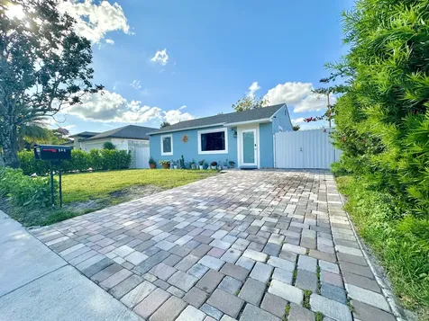 946 Mcintosh Street West Palm Beach FL 33405