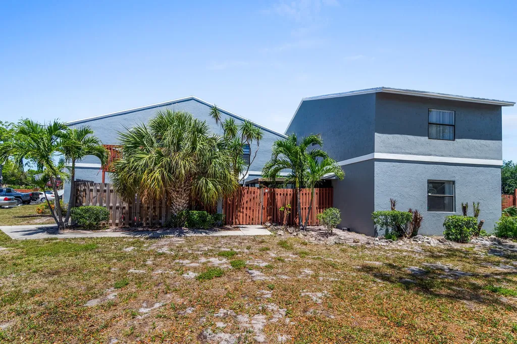 7 Crossing Circle Boynton Beach FL 33435