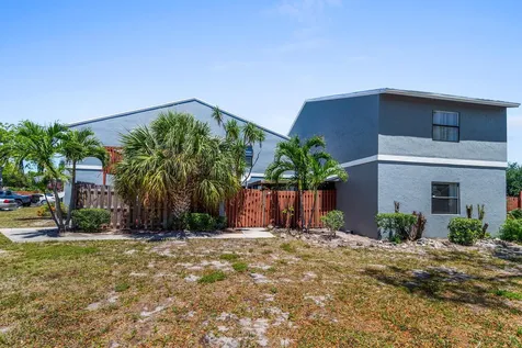 7 Crossing Circle Boynton Beach FL 33435