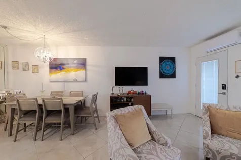 800 Sw 11th Avenue Hallandale Beach FL 33009