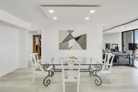 2000 Presidential Way West Palm Beach FL 33401