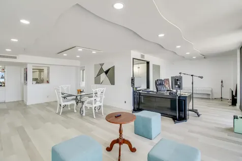 2000 Presidential Way West Palm Beach FL 33401