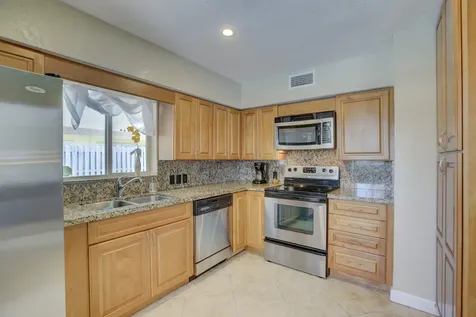 808 SE 13 Court Deerfield Beach FL 33441