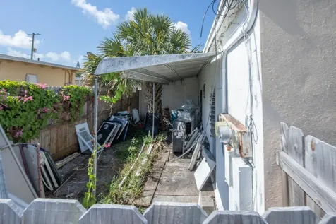 922/928 S Dixie Highway Lake Worth Beach FL 33460