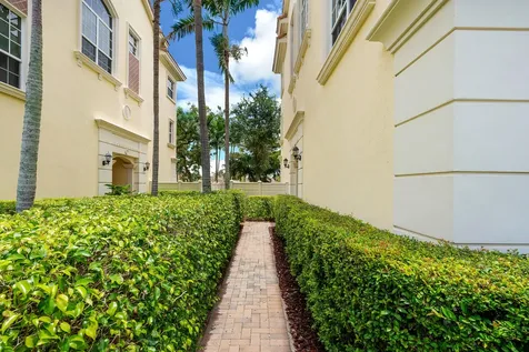 5560 Ne Trieste Way Boca Raton FL 33487