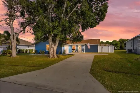 2932 SE Buccaneer Circle Port St Lucie FL 34952