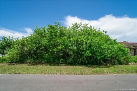 1013 SW Fisherman Avenue Port St Lucie FL 34953