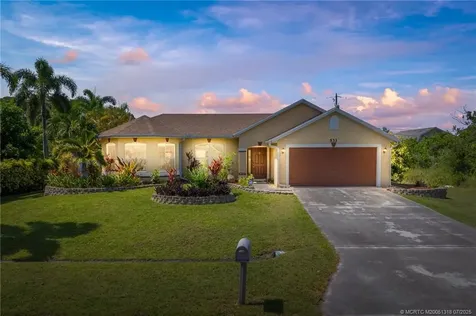 533 SW Kaabe Avenue Port St Lucie FL 34953