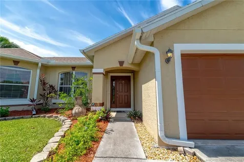 533 SW Kaabe Avenue Port St Lucie FL 34953